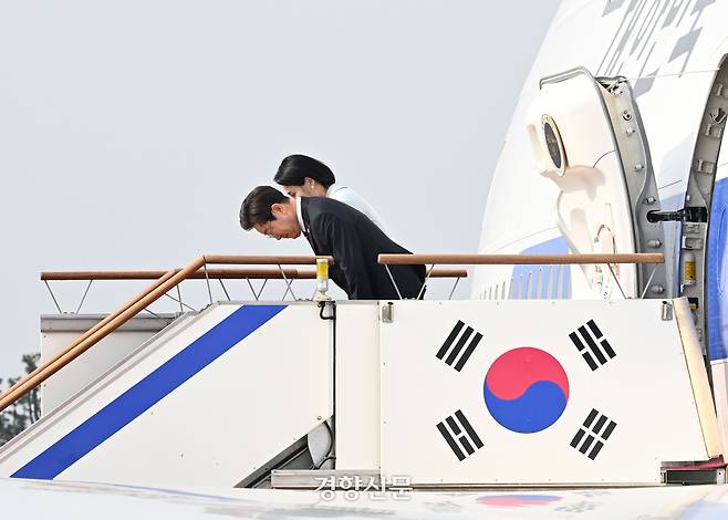 이재명 대통령과 부인 김혜경 여사가 캐나다 앨버타주 카나나스키스에서 열리는 주요 7개국(G7) 정상회의 참석을 위해 16일 경기 성남시 서울공항에서 공군 1호기에 탑승 전 인사하고 있다. 김창길 기자