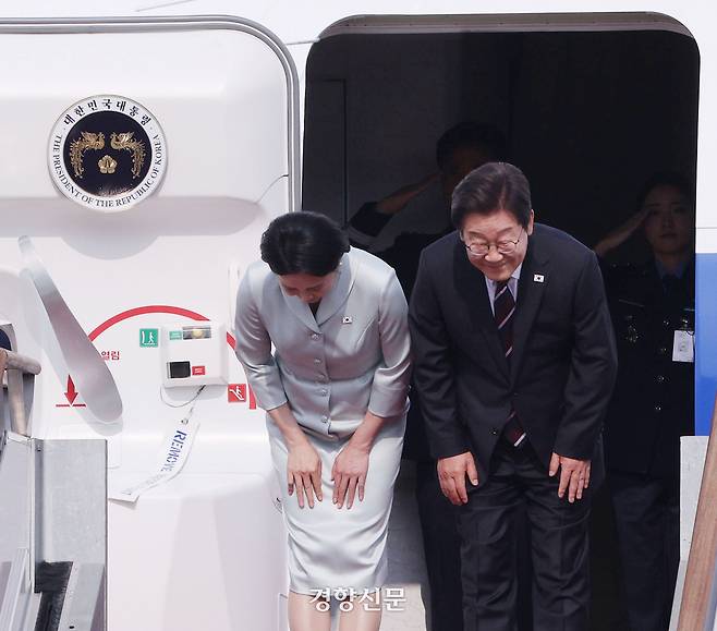 이재명 대통령과 부인 김혜경 여사가 캐나다 앨버타주 카나나스키스에서 열리는 주요 7개국(G7) 정상회의 참석을 위해 16일 경기 성남시 서울공항에서 공군 1호기에 탑승 전 인사하고 있다. 김창길 기자