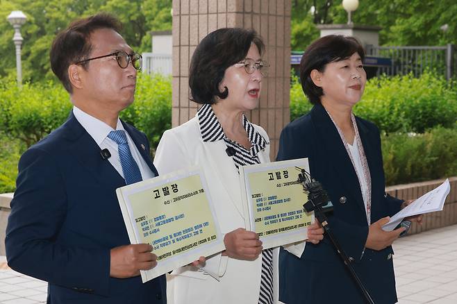 더불어민주당 내란진상조사단 단장인 추미애 의원(가운데)이 16일 경기도 정부과천청사 내 고위공직자범죄수사처에 심우정 검찰총장과 박세현 검찰 비상계엄 특별수사본부장 등을 특수직무유기로 고발하기에 앞서 기자회견하고 있다. 왼쪽부터 더불어민주당 내란진상조사단 소속 박선원 의원, 추 의원, 서영교 의원. 연합뉴스