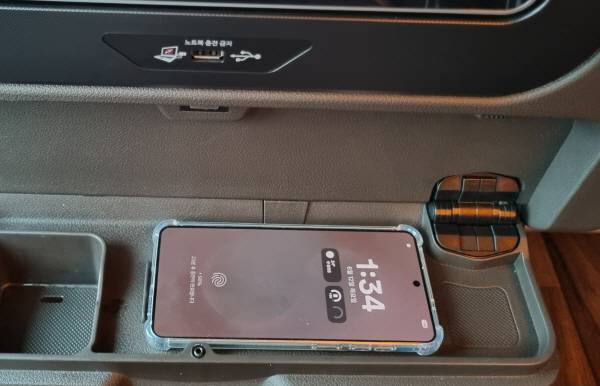 갤럭시 S25 엣지를 프리미엄 고속버스에서 무선충전을 했더니 프레임에 쏙 들어가 흔들리지 않았다. 정옥재 기자