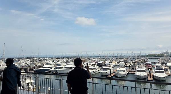 계류된 요트를 찍고 있는 관광객. 요코하마=박호걸 기자