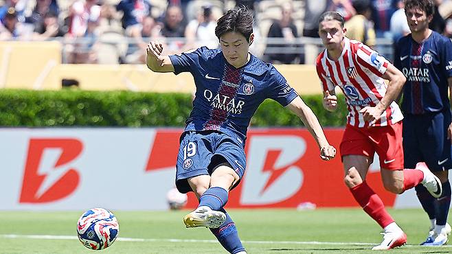 Paris Saint-Germain's Korean midfielder Lee Kang-in scores his team's fourth goal from the penalty spot during the Club World Cup 2025 Group B football match between France's Paris Saint-Germain and Spain's Atletico de Madrid at the Rose Bowl stadium in Los Angeles on June 15. [AFP/YONHAP]
