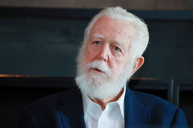 U.S. artist James Turrell speaks to the press at the Pace Gallery in Yongsan District, central Seoul, on June 11. [YONHAP]