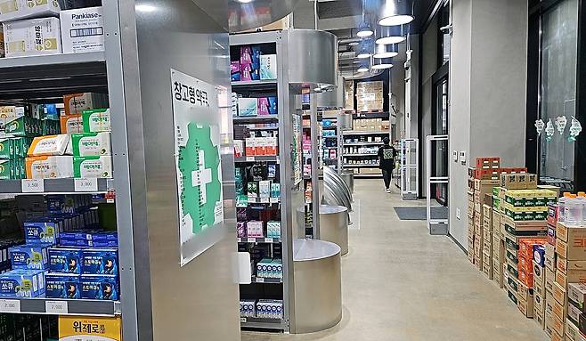 OTC drugs and health supplements are stocked at a drugstore in Seongnam, Gyeonggi, on June 15.[JOONGANG ILBO]