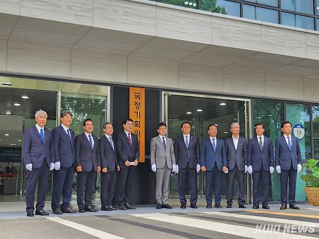 국정기획위원회 현판식이 16일 서울정부청사 창성동 별관 앞에서 진행됐다. 권혜진 기자