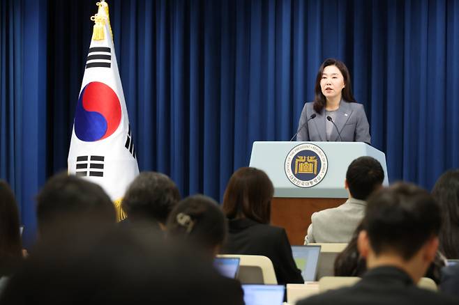 강유정 대통령실 대변인이 16일 용산 대통령실에서 국민추천제 등 현안 관련 설명을 하고 있다. 연합뉴스
