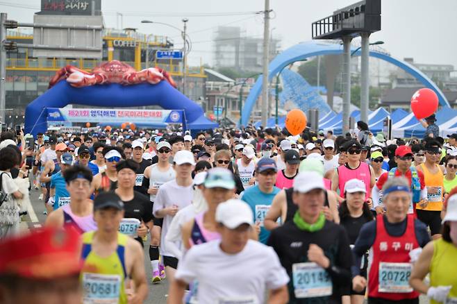 영덕 해변 전국 마라톤대회 참가자들이 힘차게 출발하고 있다. 영덕군 제공