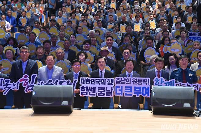 김태흠 충남지사는 16일 민선8기 4년차 시군 방문 첫 일정으로 부여군을 찾아 도민과 직접 소통하며 지속가능한 미래 발전 방안을 모색했다.&nbsp;