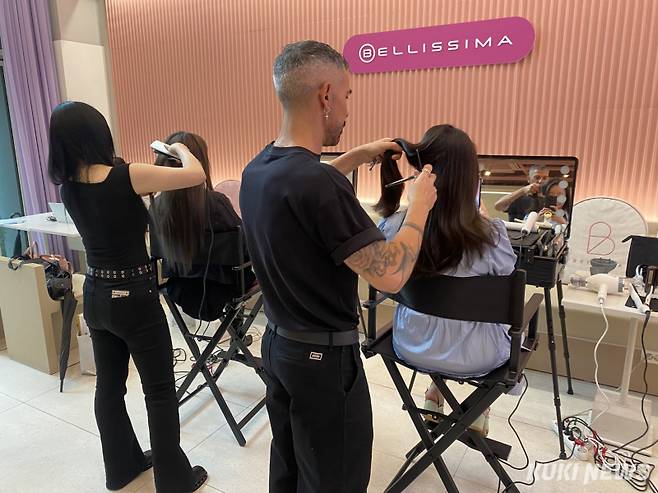 지오바니 요비노(오른쪽)가 현장에서 신제품을 이용해 헤어 스타일링을 시연하고 있다. 심하연 기자&nbsp;