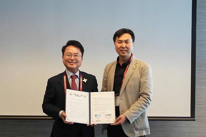 육동한(왼쪽) 춘천시장과 리시연 K-BioX 대표가 15일(현지시간) 미국 보스톤 비콘 힐 호텔에서 열린 ‘케이-바이오엑스 국제 심포지엄’에서 바이오 산업 발전을 위한 업무협약을 한 뒤 기념사진을 촬영하고 있다. 춘천시 제공