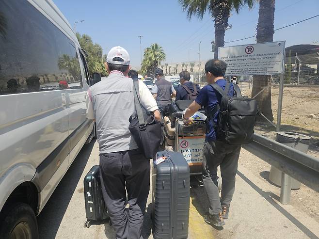 이스라엘 교민들이 15일(현지시간) 오후 2시쯤 벧산국경을 도보로 넘어 요르단으로 향하고 있다. 이강근 이스라엘한인회 회장 제공