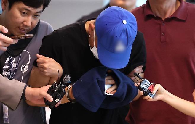 피해자 안전조치를 받던 여성을 흉기로 살해하고 도주한 40대남성이 16일 대구 달서구 대구지방법원 서부지원에서 열린 구속 전 피의자심문(영장실질심사)에 출석하고 있다. 뉴시스