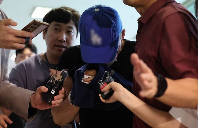 피해자 안전조치를 받던 여성을 흉기로 살해하고 도주한 40대남성이 16일 대구 달서구 대구지방법원 서부지원에서 열린 구속 전 피의자심문(영장실질심사)에 출석하고 있다. 뉴시스