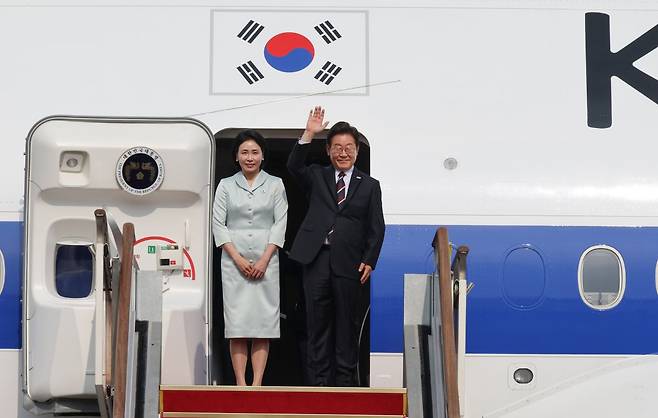 주요 7개국(G7) 정상회의에 참석하는 이재명 대통령이 김혜경 여사와 16일 성남 서울공항 공군 1호기에서 인사하고 있다. 연합뉴스