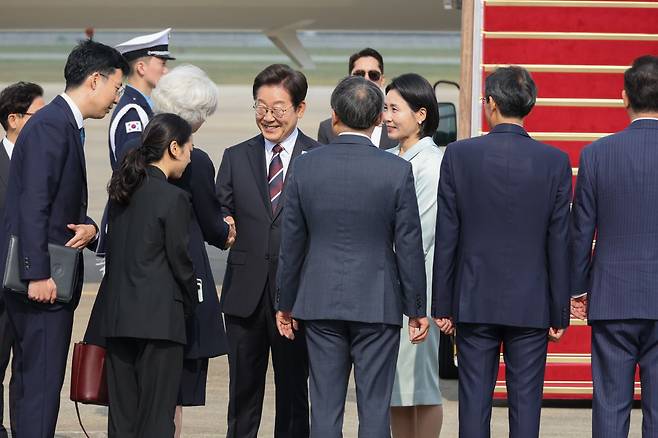 주요 7개국(G7) 정상회의에 참석하는 이재명 대통령이 16일 성남 서울공항에서 출국하기 전 환송객들과 인사하고 있다. 연합뉴스