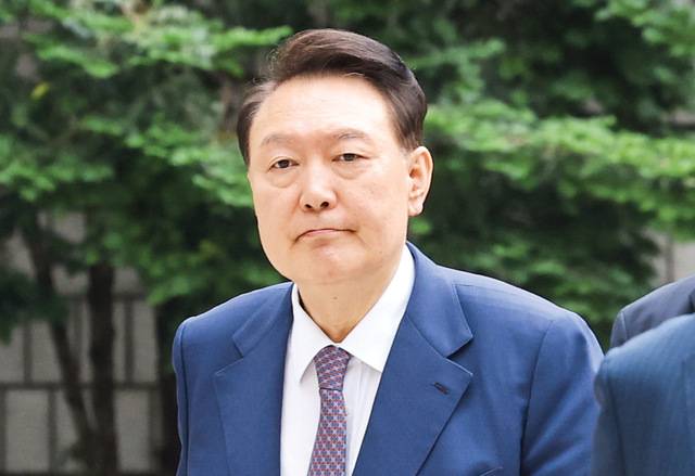 윤석열 전 대통령이 16일 서울 서초구 서울중앙지법에서 열린 내란 우두머리 및 직권남용·권리행사 방해 혐의 사건 7차 공판에 출석하고 있다. 윤 전 대통령은 이날 내란 특검 등에 관한 취재진 질문에 아무런 답을 하지 않았다. 사진공동취재단