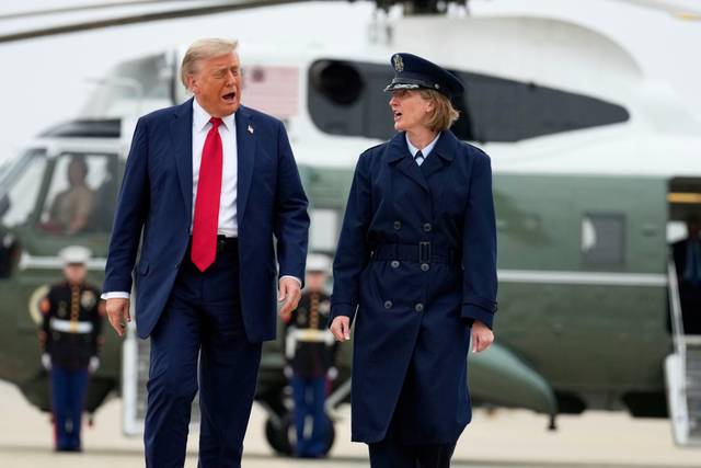 도널드 트럼프 미국 대통령이 15일(현지시간) 메릴랜드주 앤드루스 합동기지에서 공군 장교의 에스코트를 받으며 전용기 에어포스원으로 향하고 있다. 트럼프 대통령은 주요 7개국(G7) 정상회의 참석차 캐나다로 출국했다. AP연합뉴스