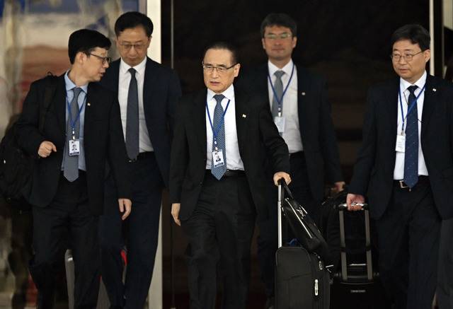 위성락(가운데) 국가안보실장이 16일 주요 7개국(G7) 정상회의에 참석하는 이재명 대통령 수행을 위해 경기도 성남 서울공항에서 대통령 전용기로 향하고 있다. 위 실장을 포함해 하준경 대통령실 경제성장수석, 박윤주 외교부 1차관, 김태진 외교부 의전장 등이 함께 출국했다. 성남=김지훈 기자