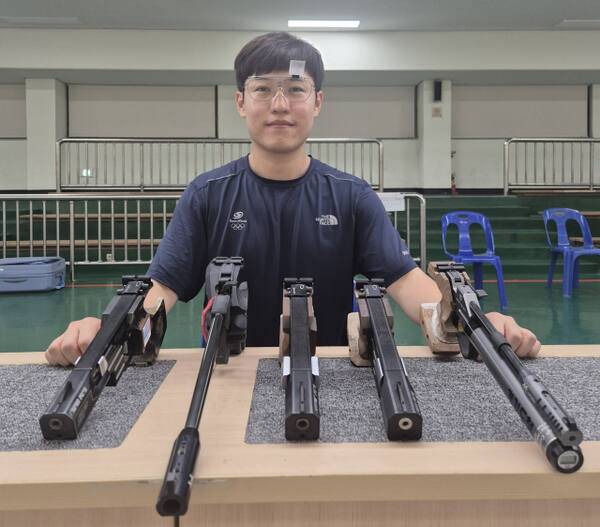 전천후 권총선수 조영재가 자신이 사용하고 있는 권총 5개 종목의 총기 앞에서 포즈를 취하고 있다. 황선학기자