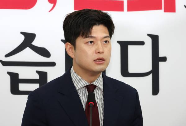 국민의힘 김용태 비상대책위원장이 13일 국회에서 이재명 대통령의 불법 대북송금 의혹 재판과 관련해 입장 발표를 하고 있다. 연합뉴스