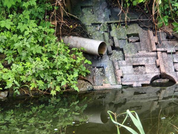 오산 서랑동 서랑천 인근 오폐수를 방류한 것으로 추정되는 방류구. 강경구기자