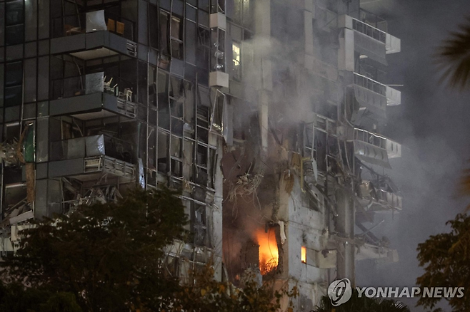 이란의 공습에 파괴된 이스라엘 텔라이브의 건물 [사진 = AFP 연합뉴스]
