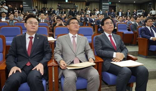 국민의힘 원내대표 선거에 출마한 김성원(왼쪽부터)·이헌승·송언석 후보가 16일 오후 서울 여의도 국회에서 열린 원내대표 선거 의원총회에 참석했다. [사진 출처 = 연합뉴스]