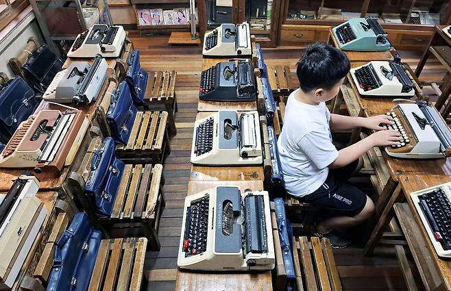 한때는 타자를 배우려는 사람들로 꽉 차 있었겠죠. 그 후 워드 자격증으로 바뀌었지만 지금은 필요가 없는 것들이 되었네요. 앞으론 어떻게 바뀔지 모르겠지만 그렇다고 지금 아무것도 안 하는 건 어리석은 짓입니다. 지금 해야 할 일을 하는 사람이 미래에도 필요한 일을 하고 있을 테니까요.  이승환 기자