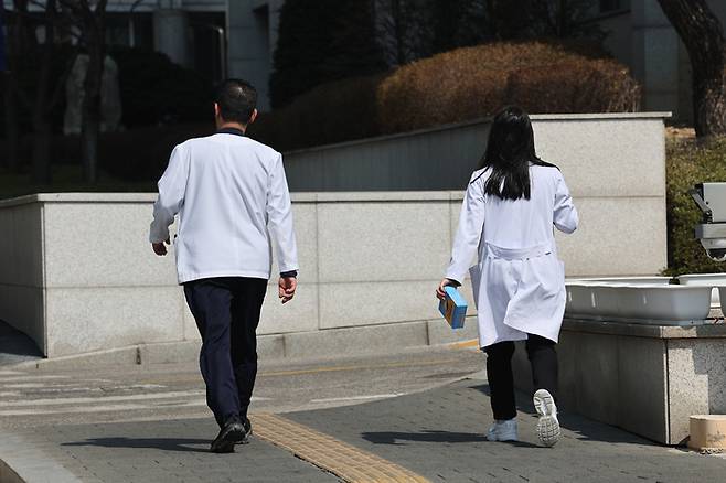 서울 시내의 한 대학병원에서 이동하는 의료진. [사진=연합뉴스]