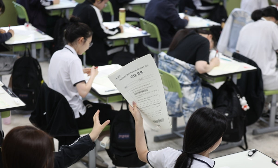 2026학년도 대학수학능력시험 전국연합학력평가가 실시된 지난 4일 대구여자고등학교에서 고3 수험생들이 시험지를 전달하고 있다. (사진=연합뉴스)