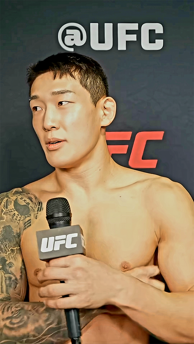 유주상이 2025년 6월 미국 뉴저지주 뉴어크 프루덴셜 센터 UFC 316 오피셜 포스트 파이트 인터뷰 질문을 듣고 있다. 사진=TKO