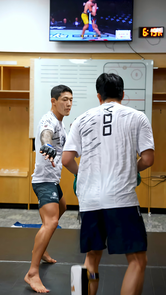 유주상이 2025년 6월 미국 뉴저지주 뉴어크 프루덴셜 센터 UFC 316 제3경기 시작을 기다리며 몸을 풀고 있다. 사진=TKO