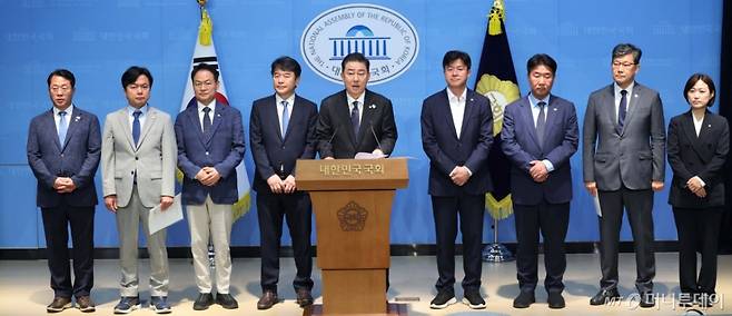 [서울=뉴시스] 조성봉 기자 = 김병기 더불어민주당 원내대표가 15일 오전 서울 여의도 국회 소통관에서 원내대표단 발표 기자회견을 하고 있다. 왼쪽부터 문금주 대변인, 김현정 대변인, 허영 정책수석, 문진석 운영수석, 김 원내대표, 박상혁 소통수석, 이기헌 비서실장, 김남근 민생부대표. 백승아 대변인. 2025.06.15. suncho21@newsis.com /사진=조성봉