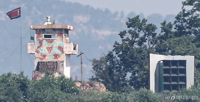 우리 군이 대북 확성기 방송을 중단하자 북한도 대남 소음 방송을 멈춘 것으로 확인됐다. 합동참모본부는 지난 12일 오전 "오늘 북한의 대남 소음 방송이 청취 된 지역은 없다"라며 "군은 북한의 관련 동향을 예의주시하고 있다"라고 밝혔다. 사진은 경기 파주시 접경지역에서 바라 본 북측 초소와 대남 확성기. / 사진=뉴스1