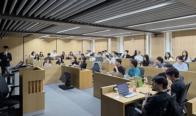 국민대학교 린스타트업-디지털마케팅커뮤니케이션 협업 수업에 참가한 학생들이 강의를 듣고 있다./사진제공=국민대학교