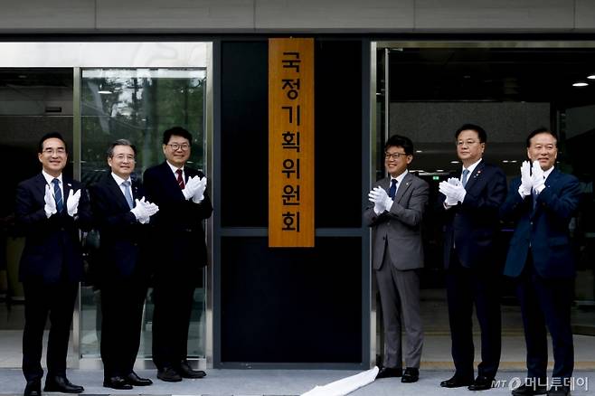 (서울=뉴스1) 신웅수 기자 = 이한주(왼쪽 세 번째) 국정기획위원장과 국정기획위원회 진성준, 김용범, 방기선 부위원장 등 참석자들이 16일 서울 종로구 정부서울청사 창성동 별관에서 열린 국정기획위원회 현판식에서 현판 제막을 하고 있다. (공동취재) 2025.6.16/뉴스1  Copyright (C) 뉴스1. All rights reserved. 무단 전재 및 재배포,  AI학습 이용 금지. /사진=(서울=뉴스1) 신웅수 기자