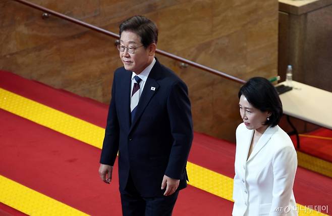 [서울=뉴시스] 국회사진기자단 = 이재명 대통령과 부인 김혜경 여사가 4일 서울 여의도 국회 로텐더홀에서 열린 제21대 대통령 취임선서에 참석하고 있다. 2025.06.04. photo@newsis.com /사진=류현주