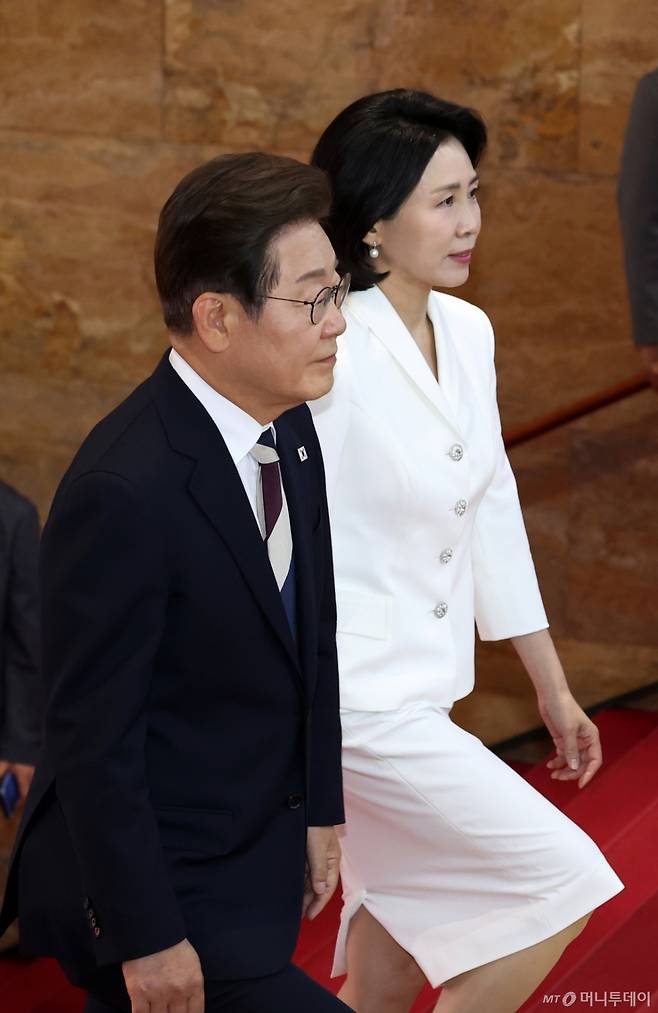 (서울=뉴스1) 국회사진기자단 = 이재명 대통령과 부인 김혜경 여사가 4일 서울 여의도 국회 본청 로텐더홀에서 열린 제21대 대통령 취임선서에 참석하고 있다. 2025.6.4/뉴스1  Copyright (C) 뉴스1. All rights reserved. 무단 전재 및 재배포,  AI학습 이용 금지. /사진=(서울=뉴스1) 국회사진기자단