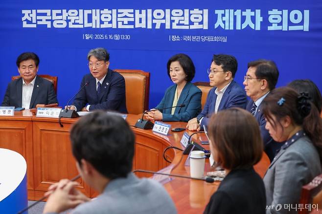 이춘석 더불어민주당 전국당원대회준비위원회 위원장이 16일 오후 서울 여의도 국회에서 열린 전당대회준비위원회 1차 회의에 참석해 모두 발언하고 있다./사진=뉴스1