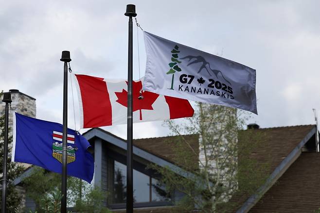 15(현지시간) G7 정상회의가 캐나다 앨버타주 로키산맥 휴양 도시 카내내스키스에서 개막하는 가운데 G7 깃발, 캐나다 국기, 앨버타 주기가 바람에 펄럭이고 있다./로이터=뉴스1