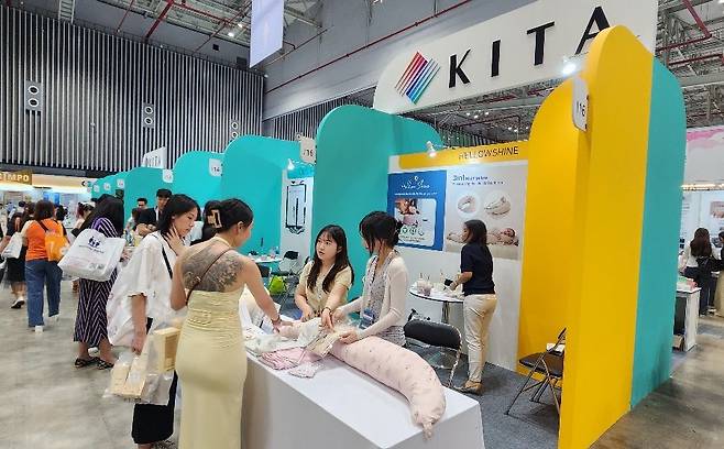 한국공학대 학생들이 외국인 바이어를 대상으로 '헬로우샤인'의 제품에 대해 설명하고 있다./사진제공=한국공학대