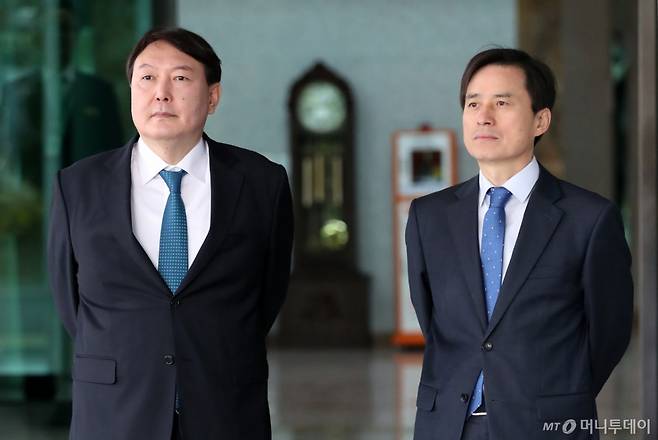 2017년 10월 23일 조은석 당시 서울고검장(오른쪽)과 윤석열 서울중앙지검장이 서울고검에서 열린 국회 법사위 국정감사에 앞서 국감장에 도착하는 의원들을 기다리는 모습.  / 사진=뉴스1