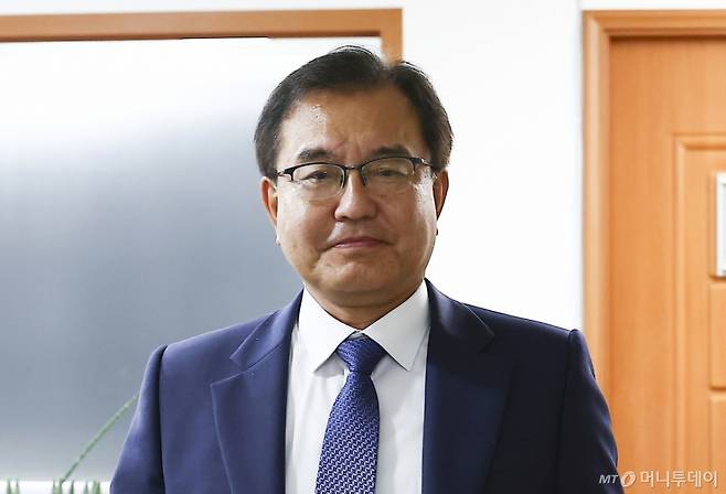 [서울=뉴시스] 김근수 기자 = 순직 해병 수사 방해 의혹 사건을 수사할 이명현 특별검사가 13일 서울 서초동 사무실을 나서고 있다. 2025.06.13. ks@newsis.com /사진=김근수