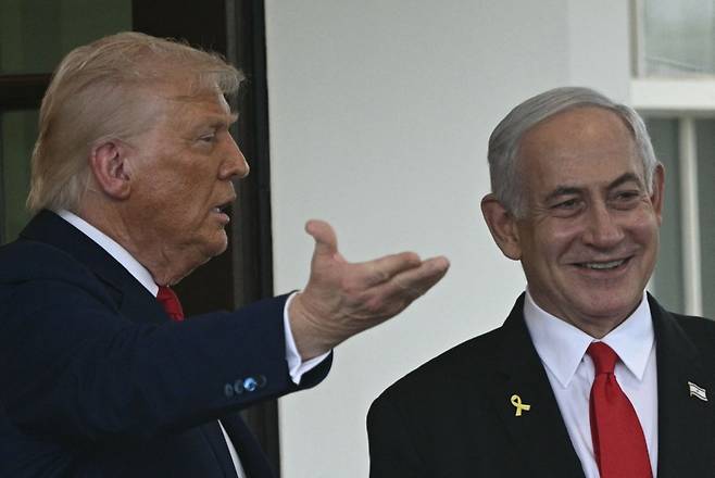 도널드 트럼프 미국 대통령이 7일(현지시간) 워싱턴 백악관에서 방미 중인 베냐민 네타냐후 이스라엘 총리를 환영하고 있다. 2025.04.08 /AFPBBNews=뉴스1