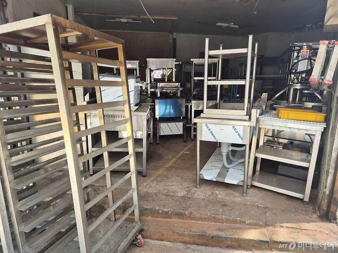 지난 12일 오전 서울 중구 황학동 주방거리 일대. 매장 앞, 길거리, 창고에 중고 주방기기가 가득하다./사진=유예림 기자