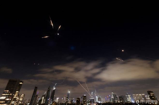 (이스라엘 텔아비브 로이터=뉴스1) 신기림 기자 = 2025년 6월 15일 이스라엘 텔아비브에서 바라본 이란 미사일이 요격되는 장면.  ⓒ 로이터=뉴스1  Copyright (C) 뉴스1. All rights reserved. 무단 전재 및 재배포,  AI학습 이용 금지. /사진=(이스라엘 텔아비브 로이터=뉴스1) 신기림 기자