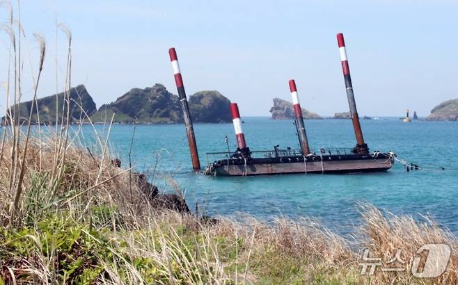 제주시 한경면 해상에 떠있던 '페리지에어로스페이스'의 우주발사체 해상 발사장 세테시아1. 지난13일 인양을 완료했다/사진=뉴스1
