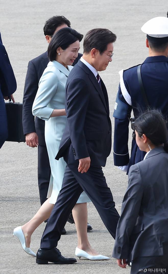 [성남=뉴시스] 최진석 기자 = 주요 7개국(G7) 정상회의 참석차 캐나다를 방문하는 이재명 대통령과 부인 김혜경 여사가 16일 성남 서울공항에서 공군 1호기에 탑승하고 있다. 2025.06.16. myjs@newsis.com /사진=최진석