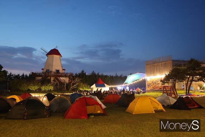 지난 15일 '메이크 섬 노이즈(Make Some Noise)'행사가 신안 대광해수욕장에서 열리고 있다./홍기철기자