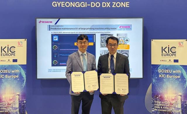 13일 ‘비바 테크(Viva Tech) 2025’에 경기도 DX존에서 김현곤(왼쪽) 경기도경제과학진흥원장과 장영배 세계한인무역협회 파리 지회장이  업무협약을 체결한 뒤 기념촬영을 하고 있다. 경기도경제과학진흥원 제공